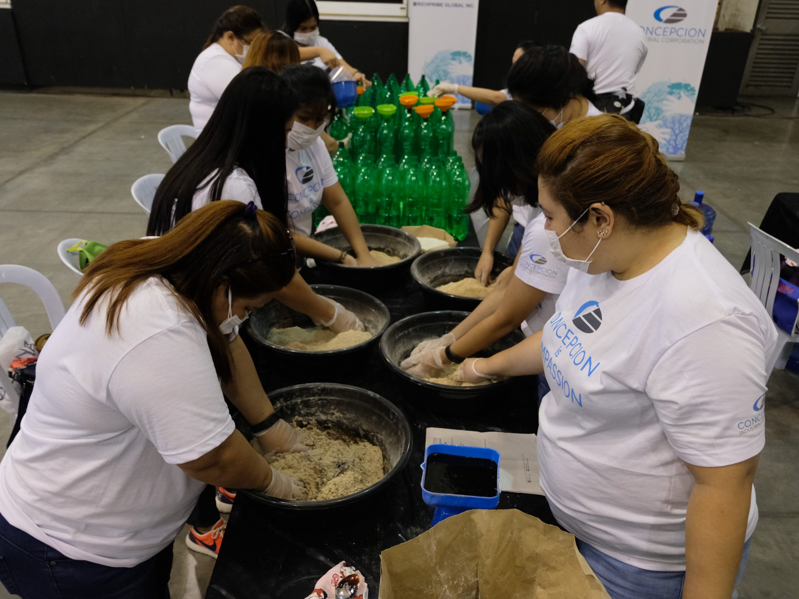 CIC Philippines employees volunteer.